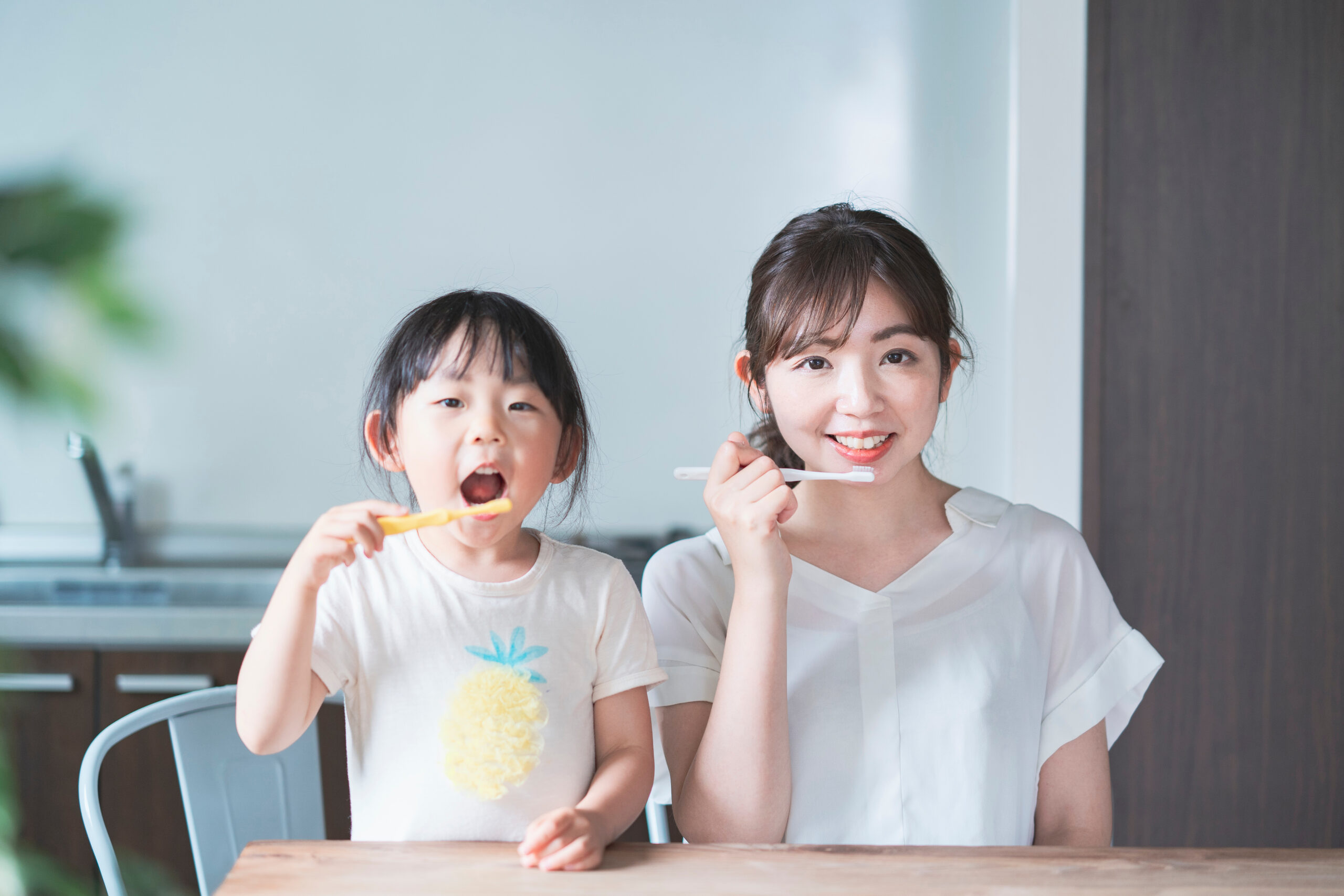 子供と母親が歯を磨く様子