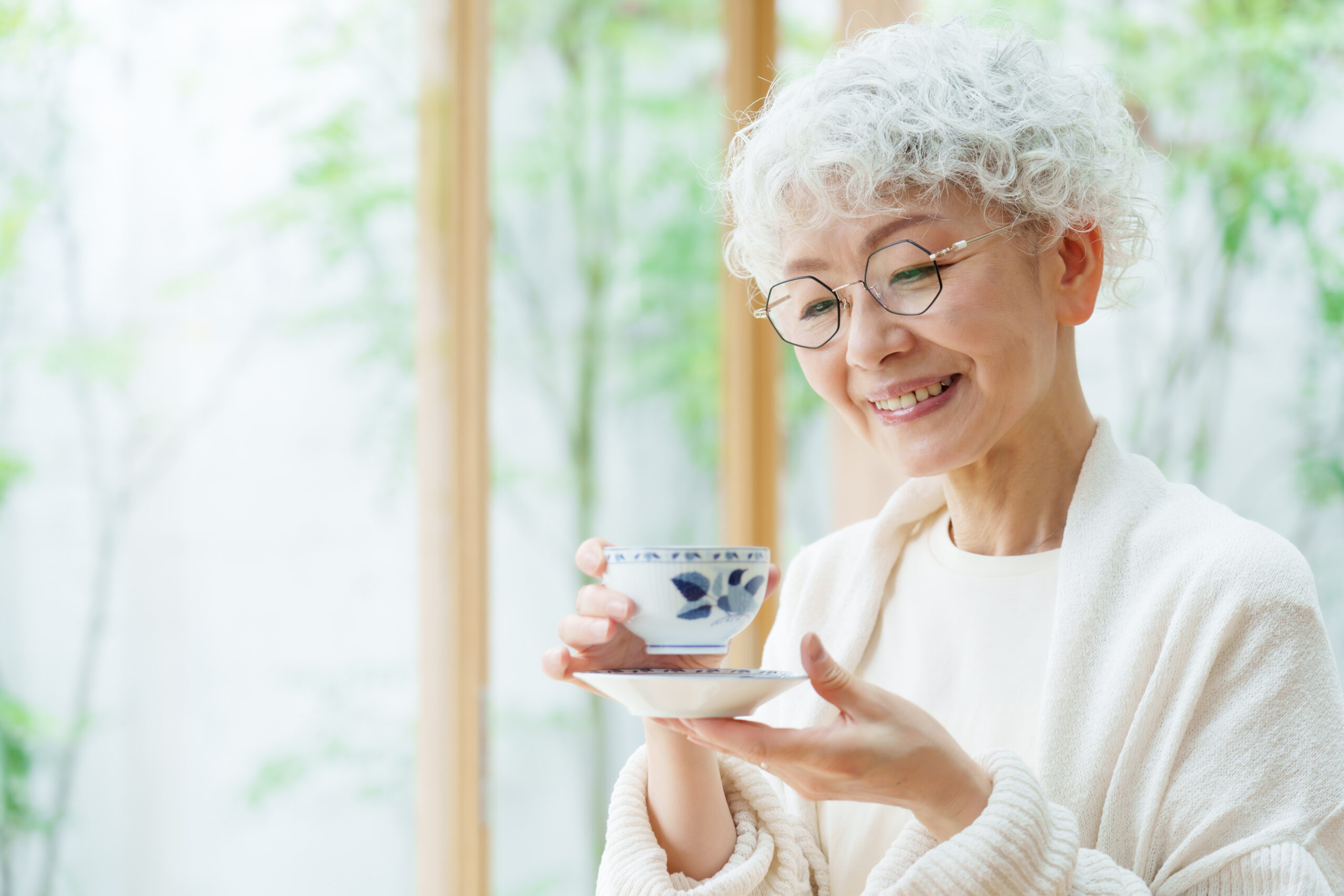 コーヒーを飲んでいる高齢者
