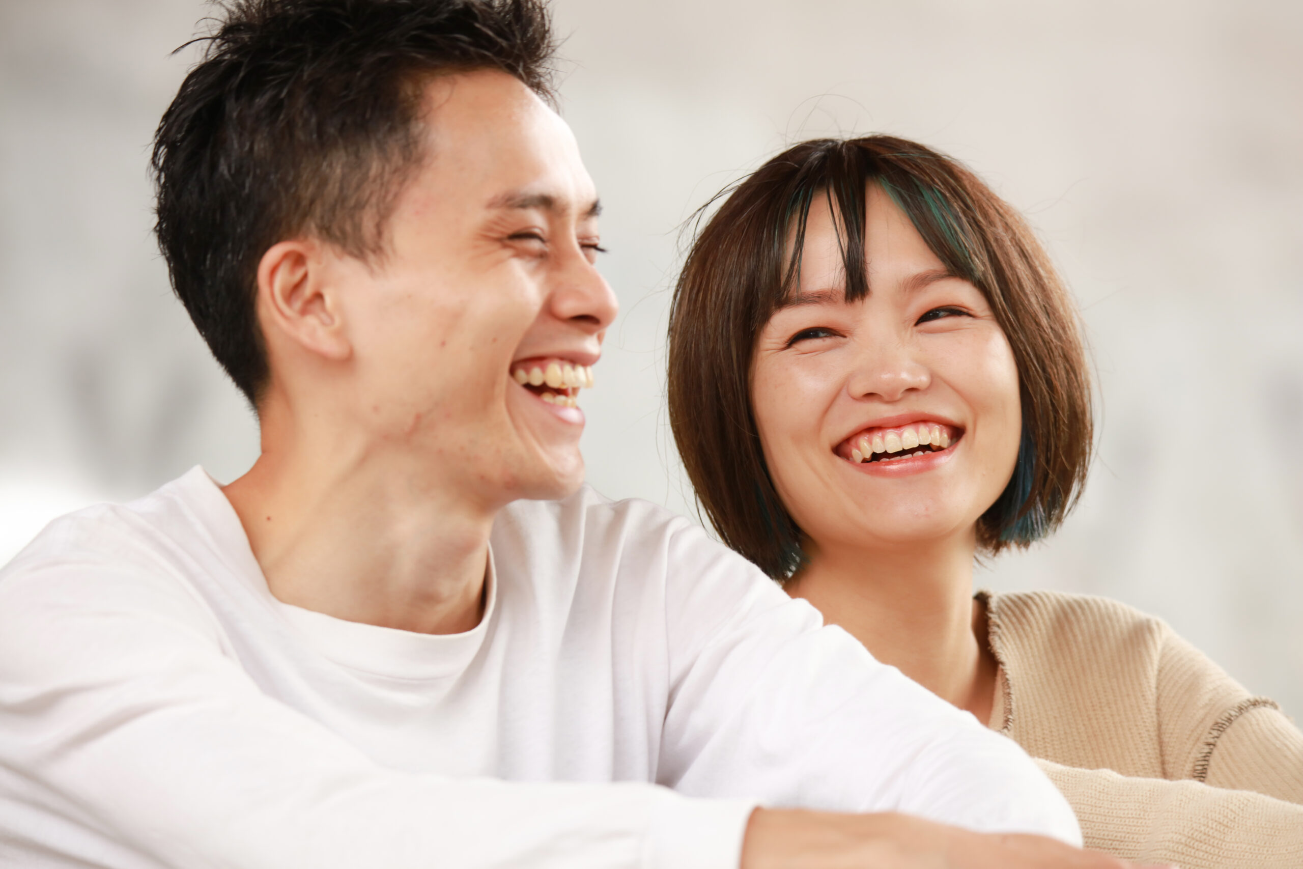 夫婦で笑っている様子