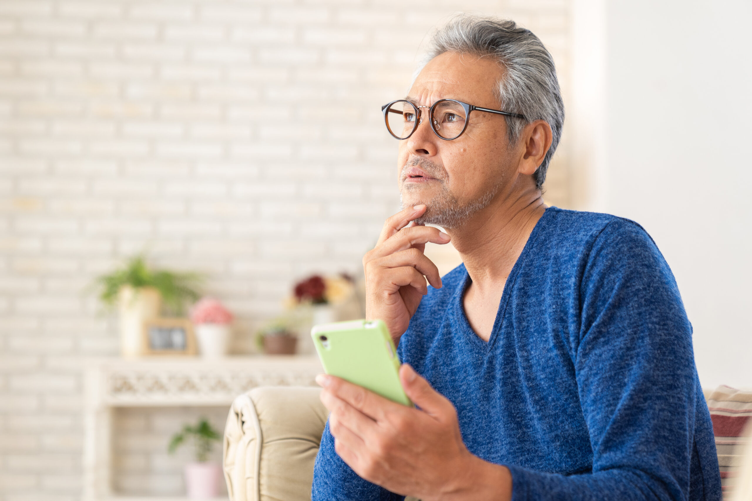 シニア男性　スマホ　考える