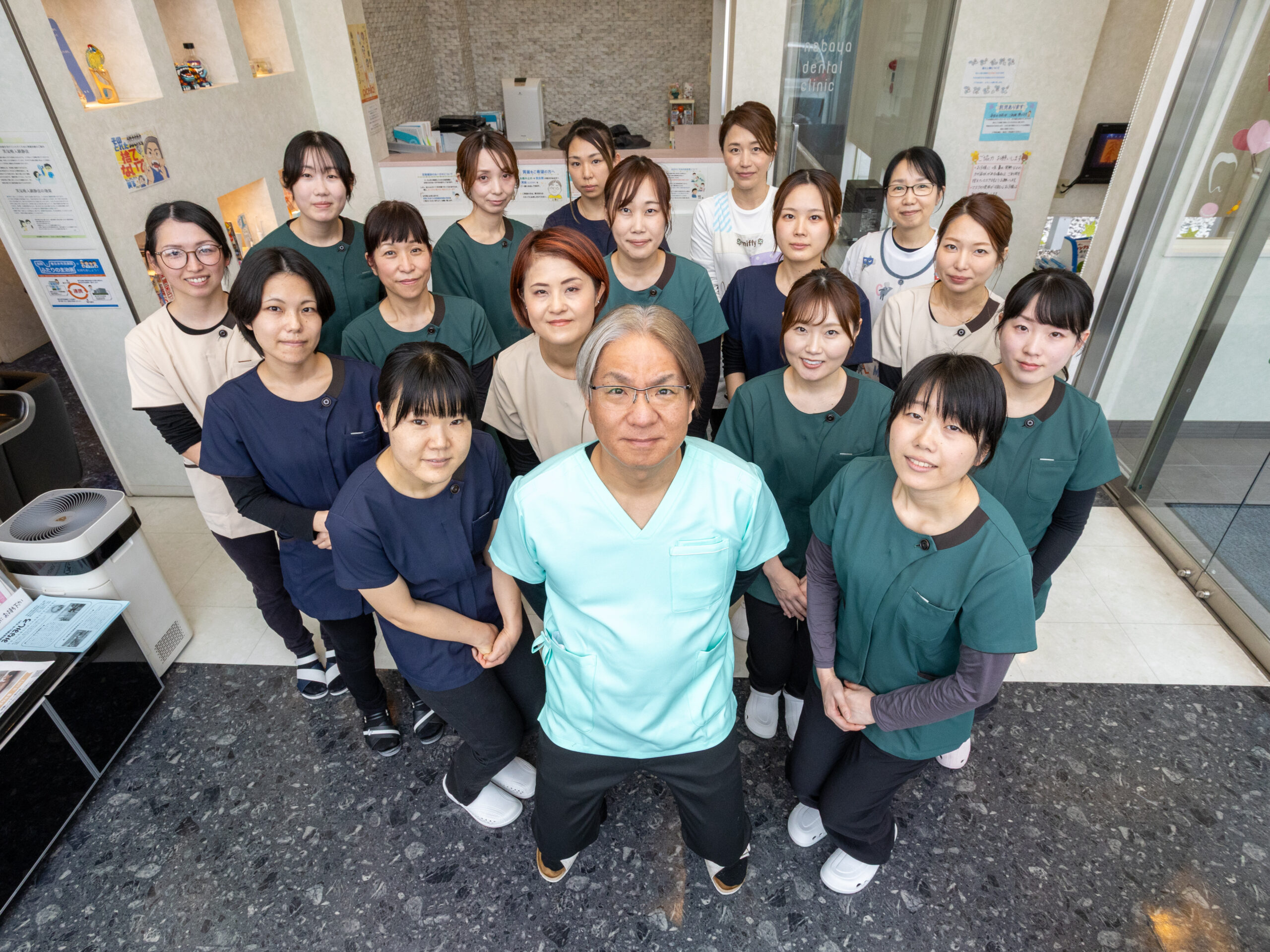 採用情報：スタッフ集合写真